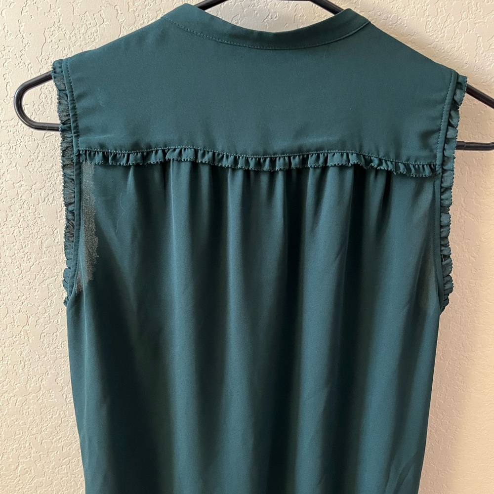 LOFT Women’s Emerald Green Sleeveless Ruffle Blouse Size S - Picture 8 of 9